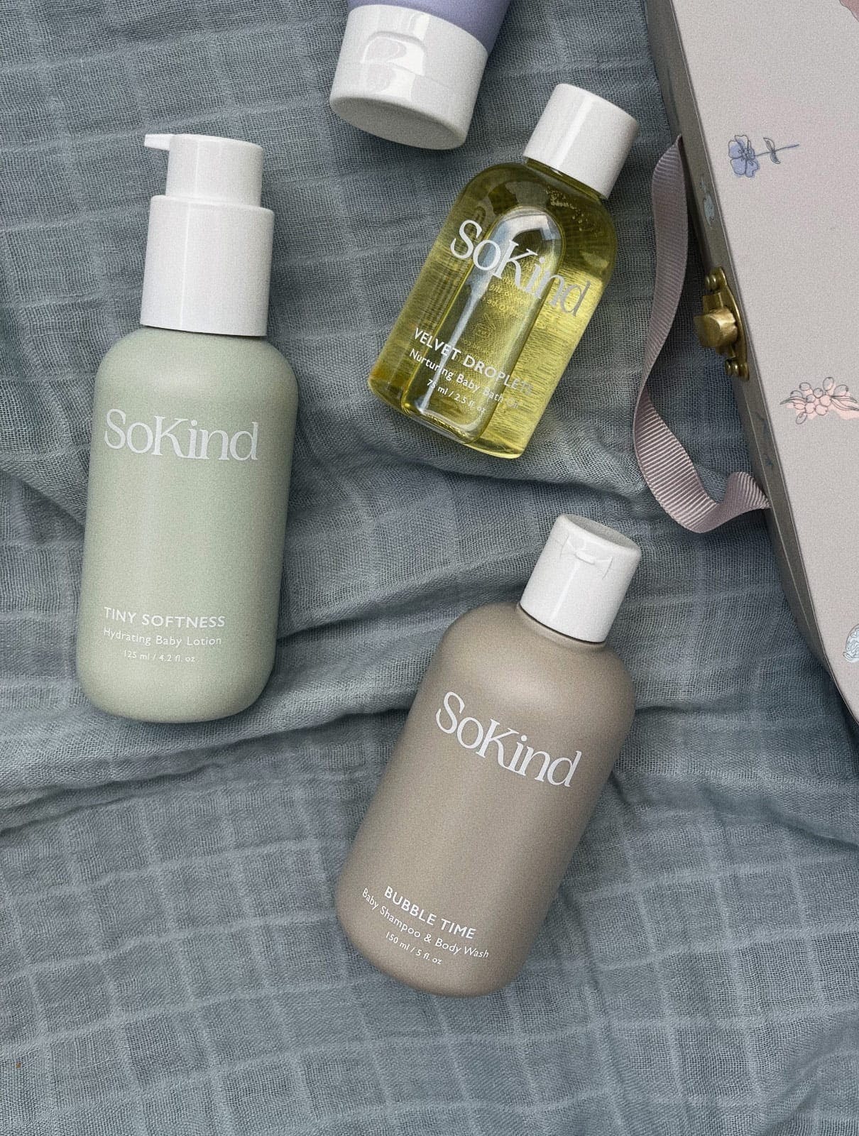 Tiny Softness Babylotion van SoKind, samen met de andere producten uit de SoKind Baby Skin Care Kit.