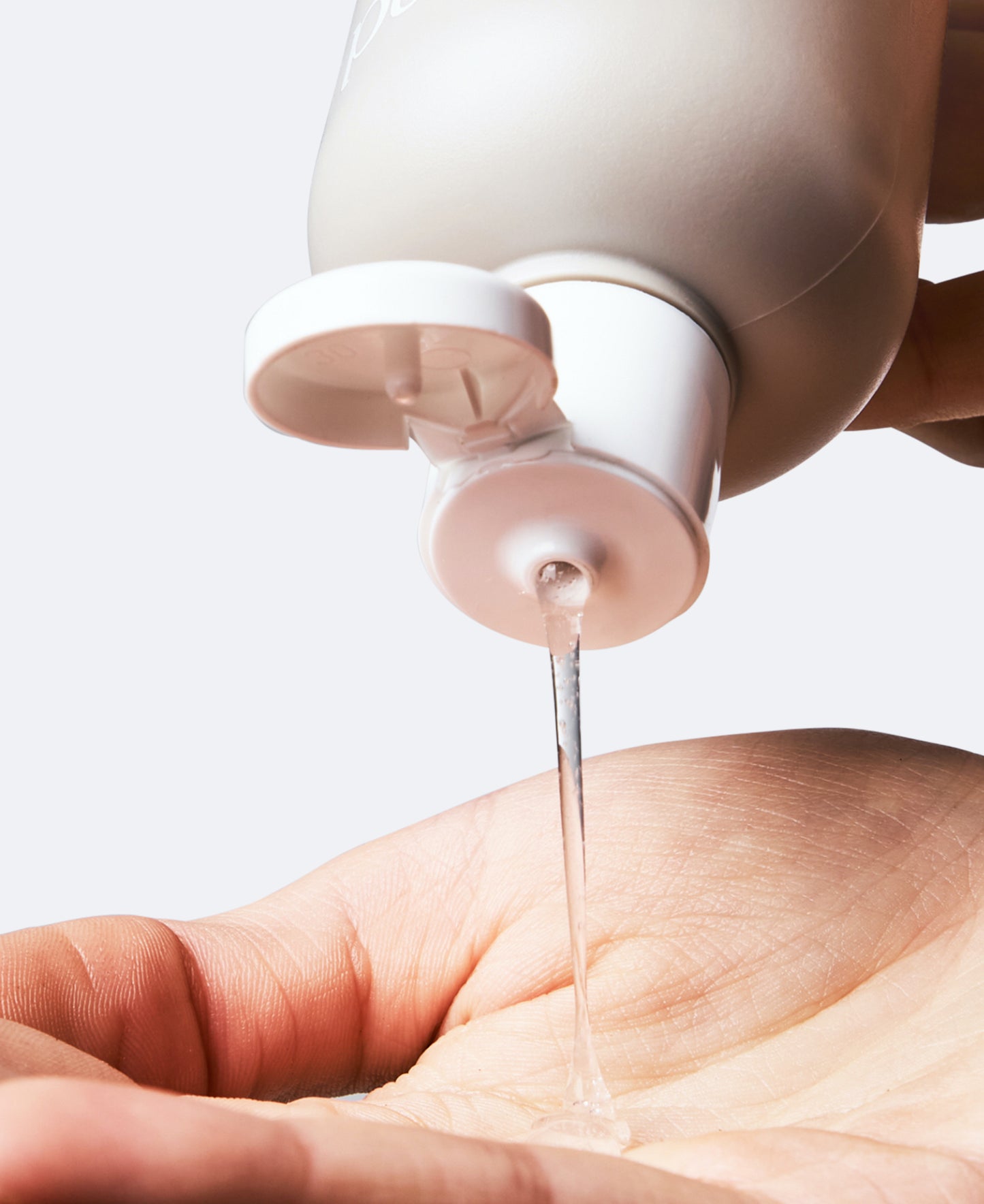 De Bubble Time Baby Shampoo en Body Wash van SoKind wordt op een hand gegoten.