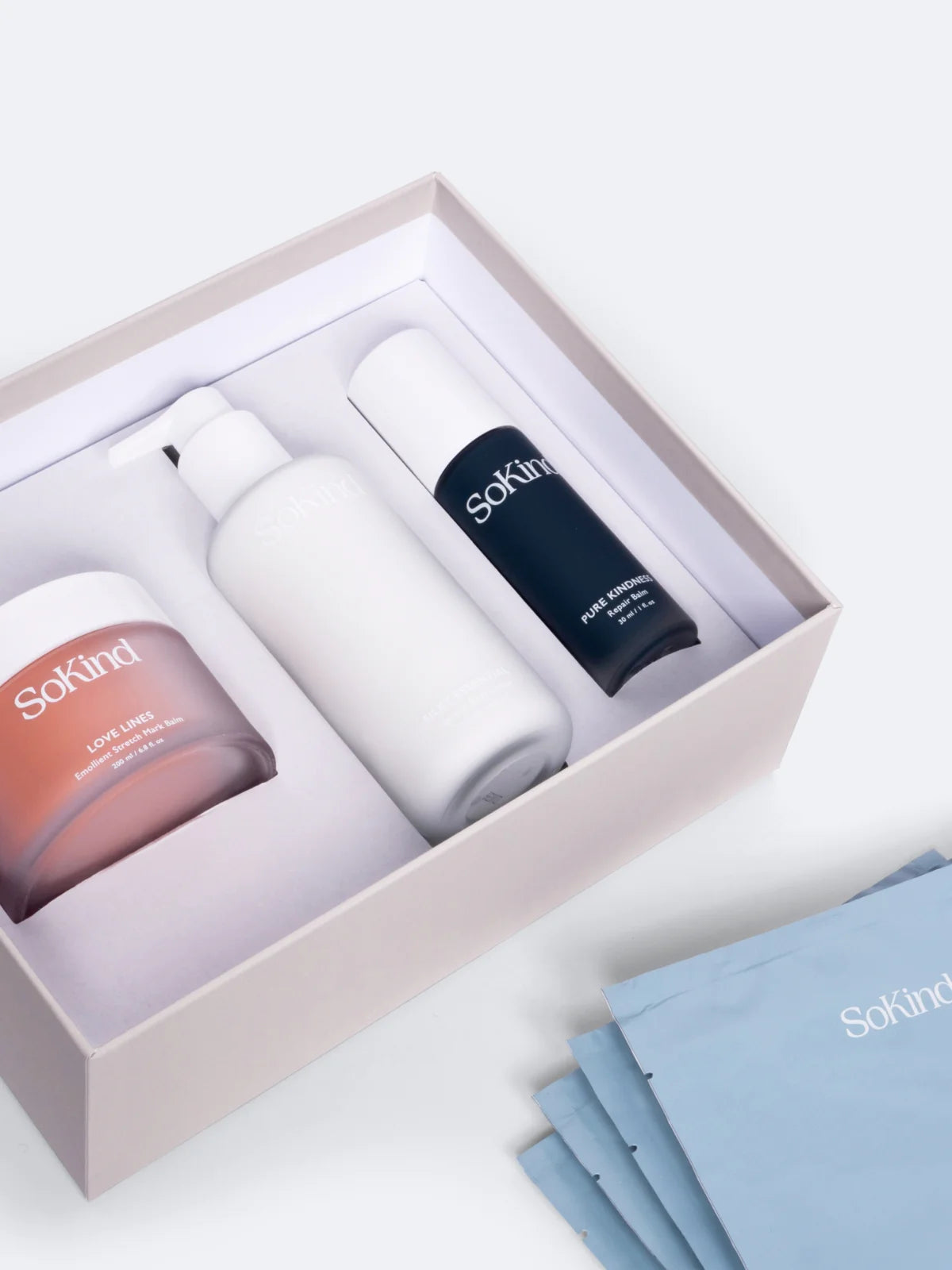 Close-up van de producten uit de Pregnancy Skin Care Kit van SoKind.