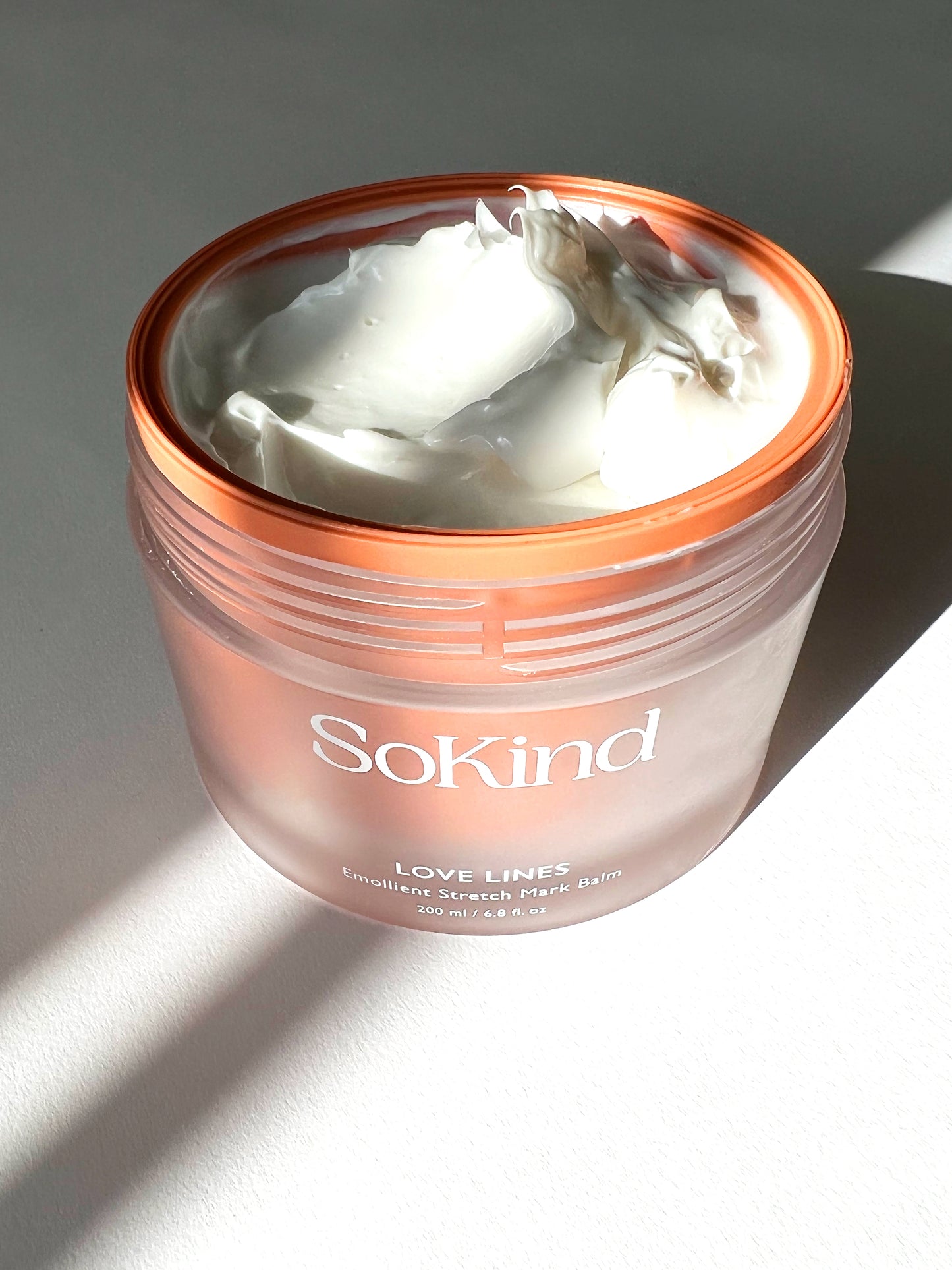 Pot Love Lines SoKind open met zonlicht op de crème.