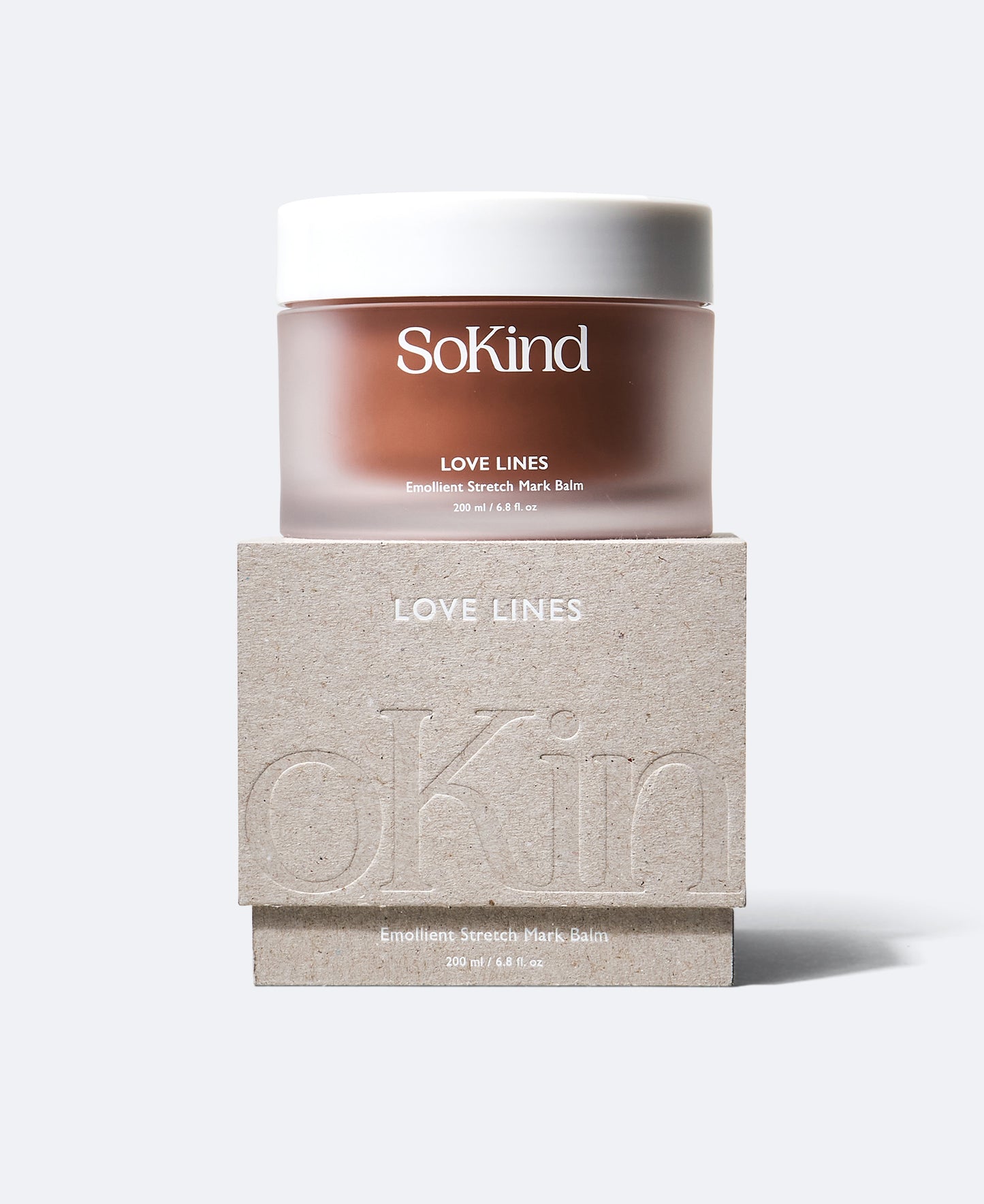 Productfoto van de pot van de Love Lines striemenzalf van SoKind die op het doosje staat waarin de pot normaal zit.