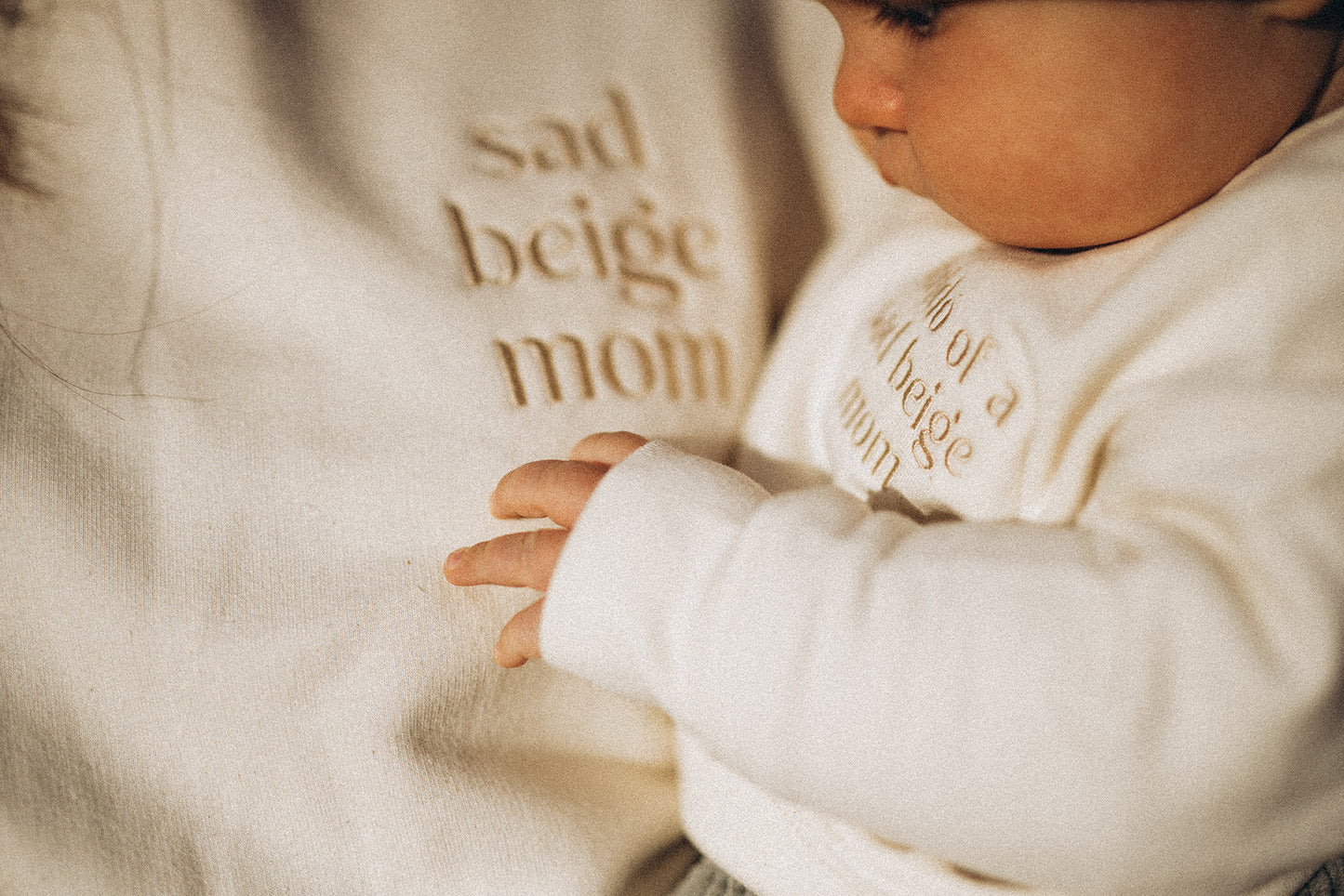 Detail van de Sad Beige Mom trui en de kiddo of a Sad Beige Mom trui.