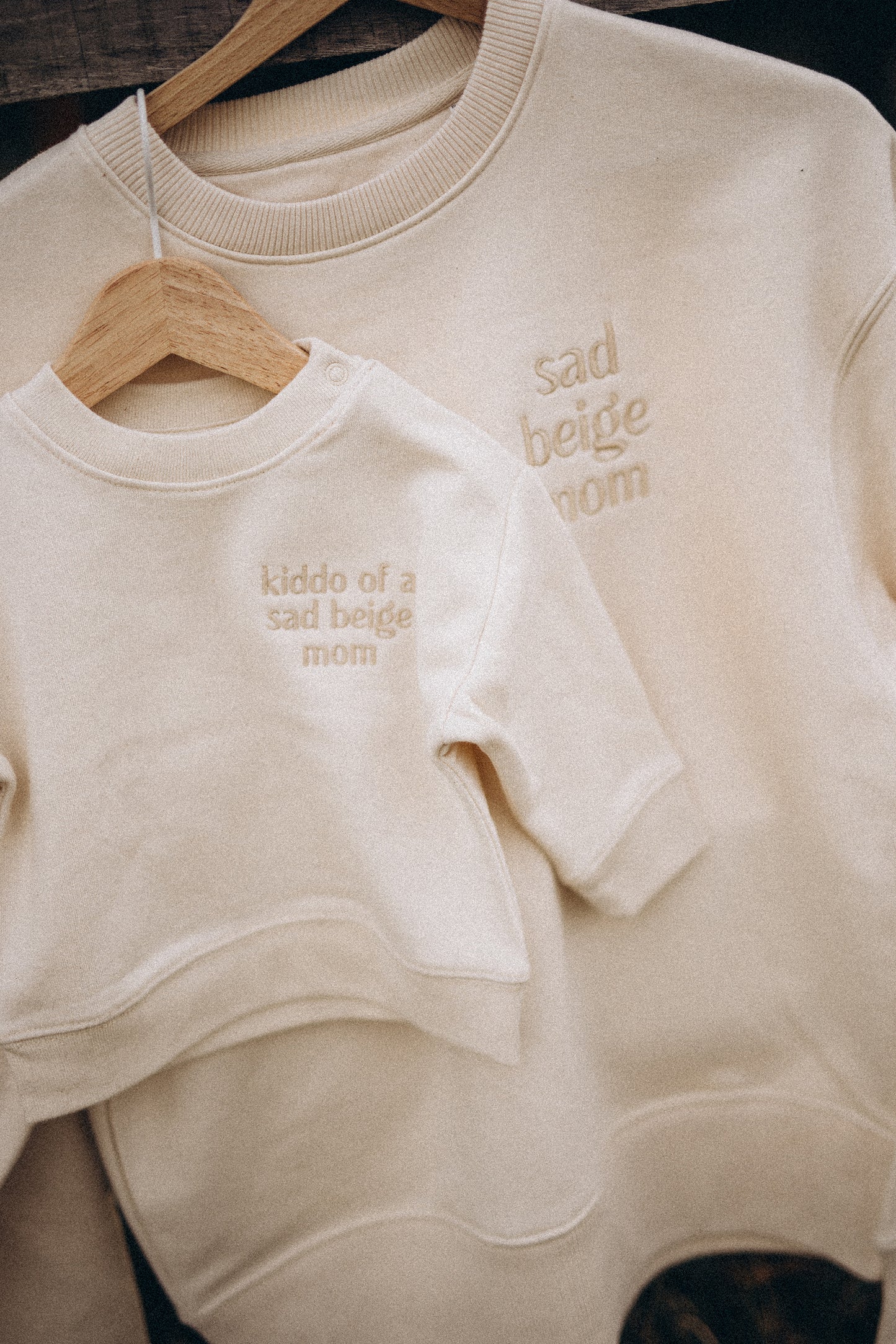 Duo van de Sad Beige Mom trui en de Kiddo of a Sad Beige Mom trui.