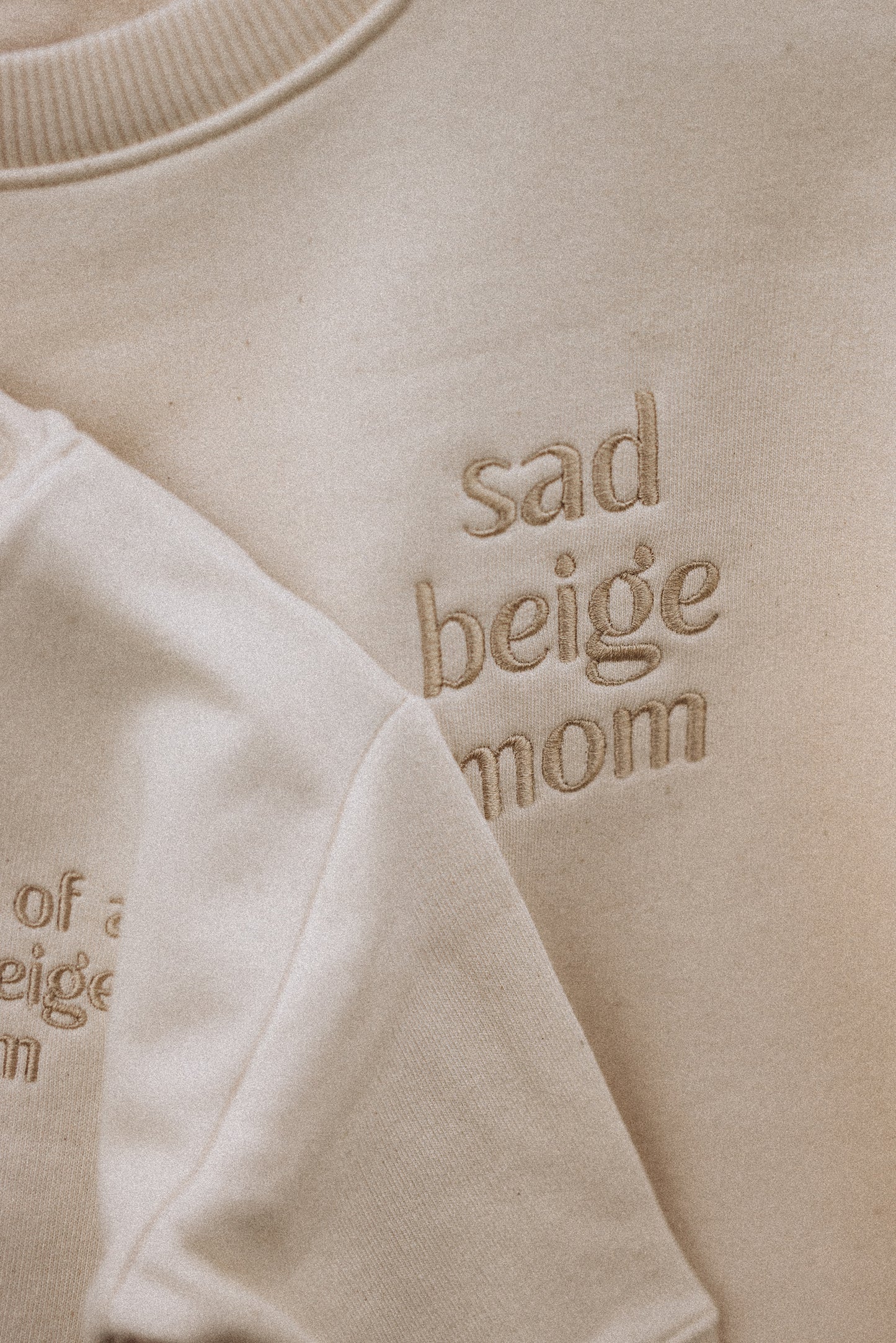 Close-up van de Sad Beige Mom trui.