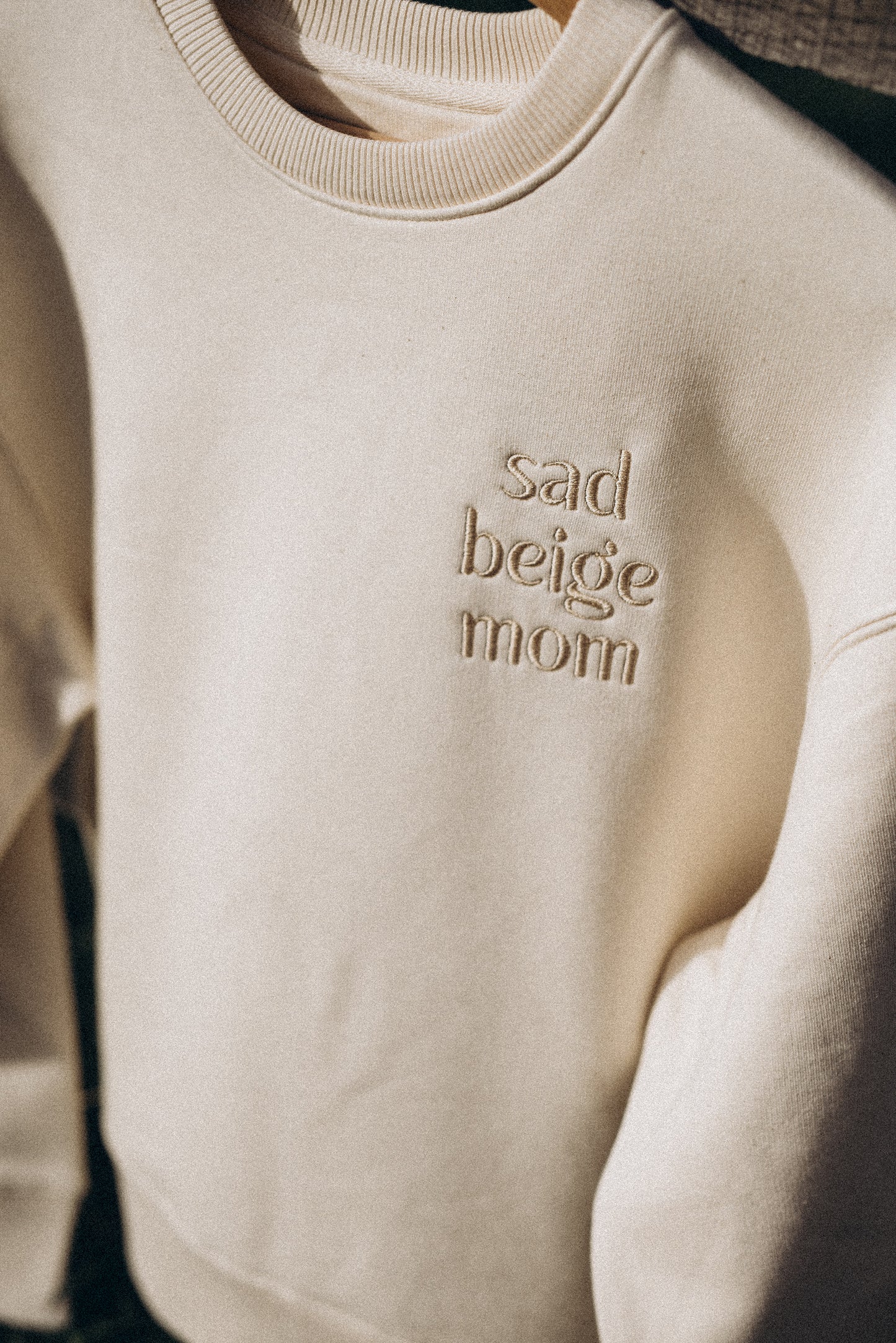 Sad Beige Mom trui.