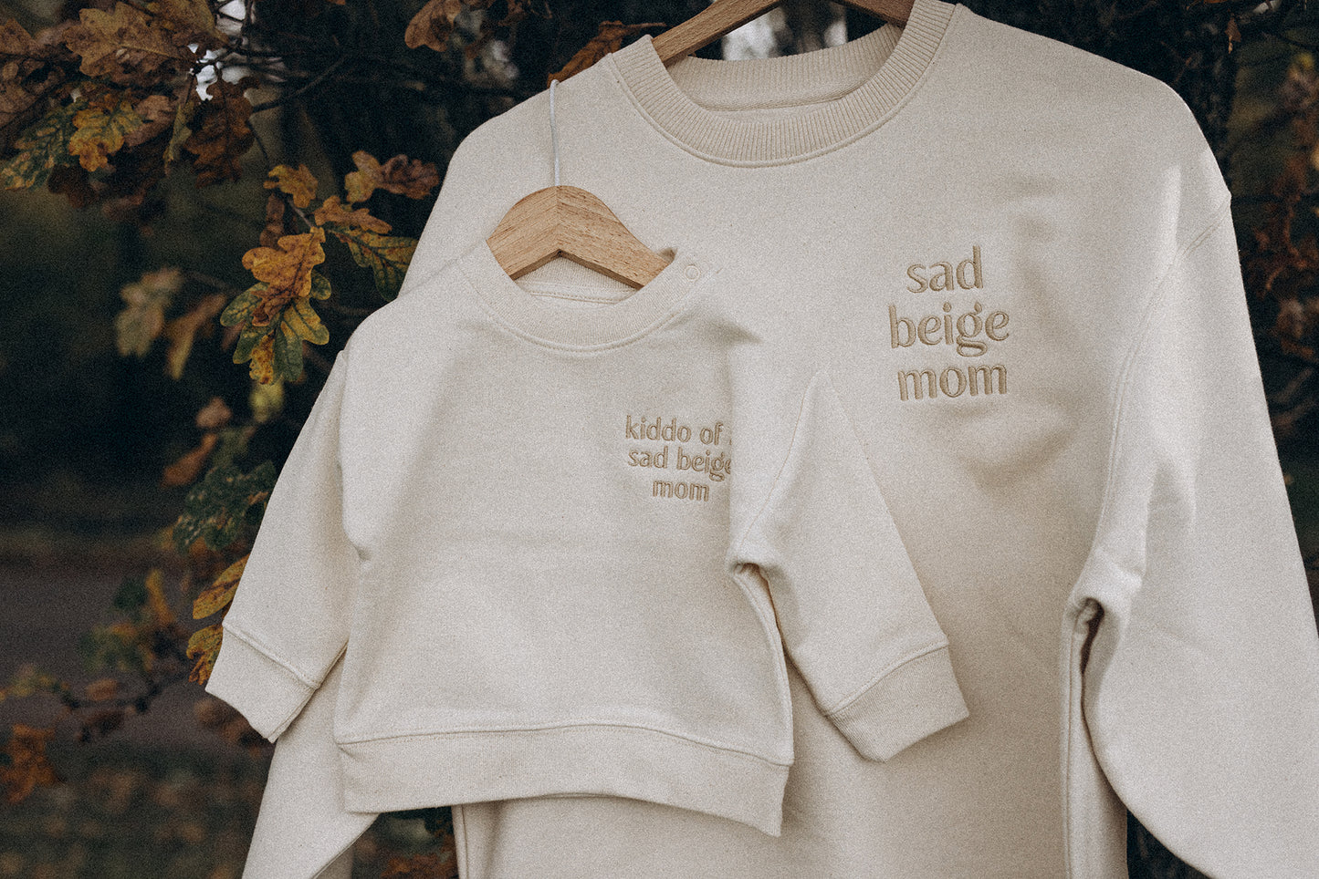 Kiddo of a Sad Beige Mom en de Sad Beige Mom trui.