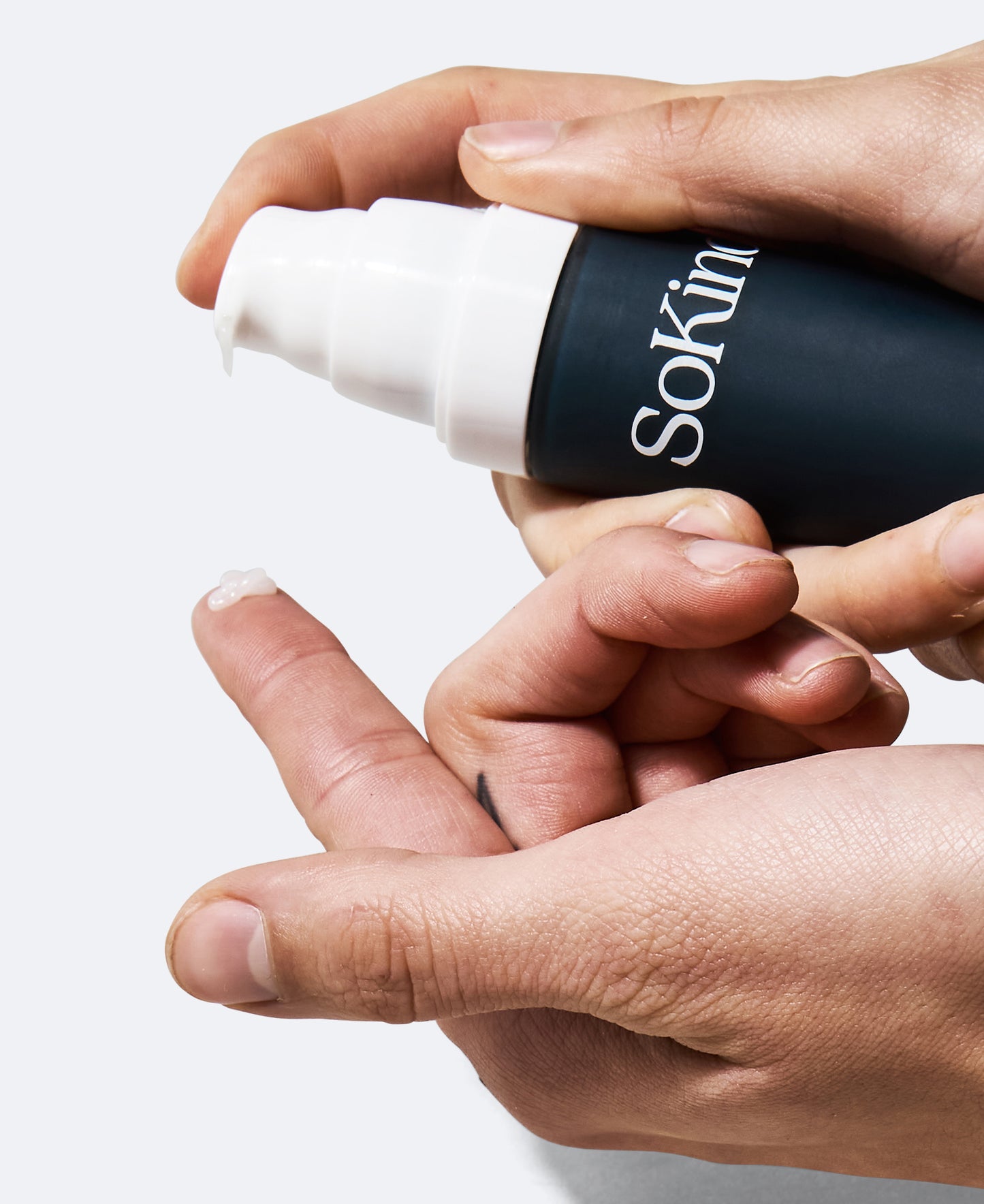 Pure Kindness Repair Balm van SoKind wordt op de vinger gepompt in close-up.