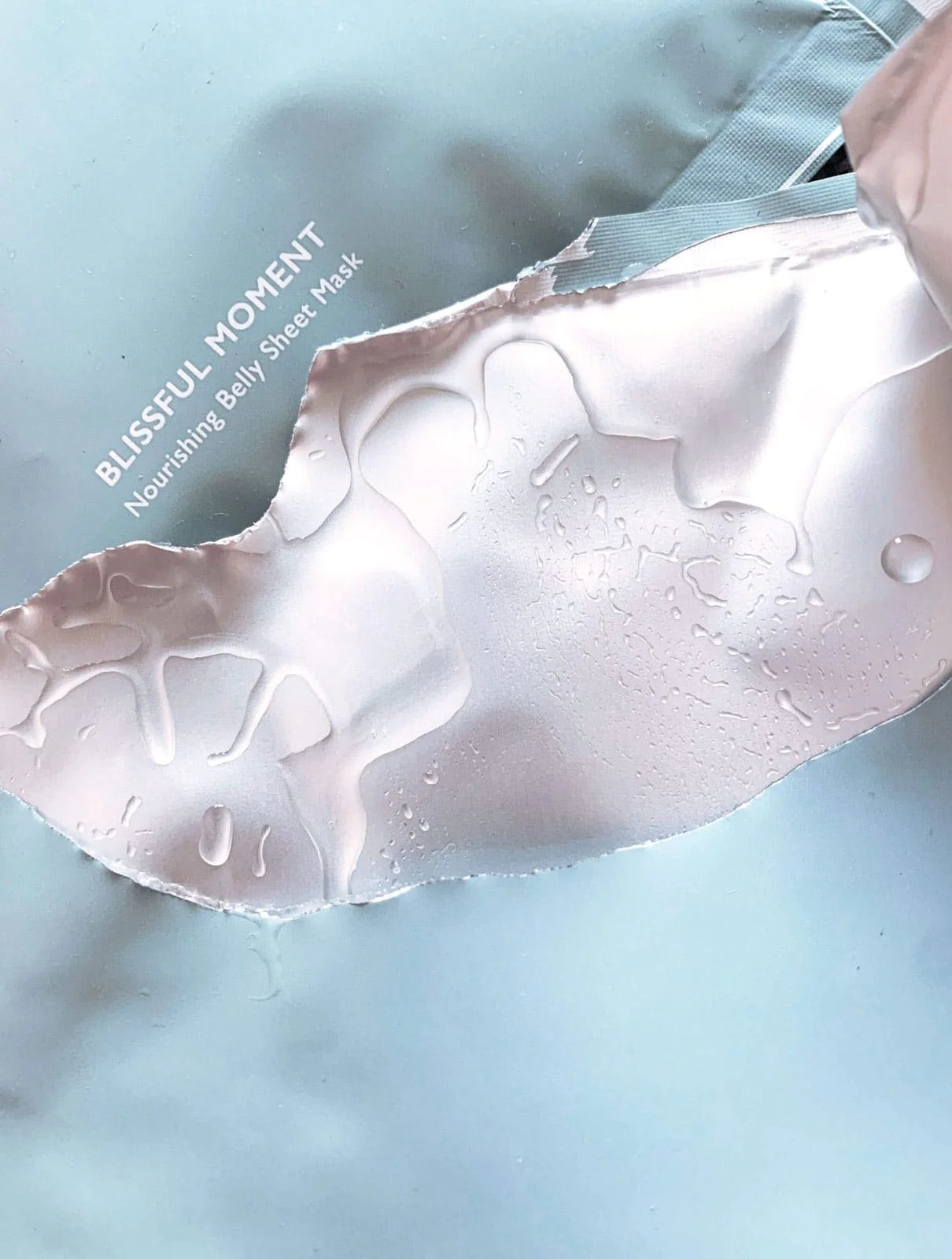 Close-up van een open verpakking van het Blissful Moment Belly Sheet Masker van SoKind.