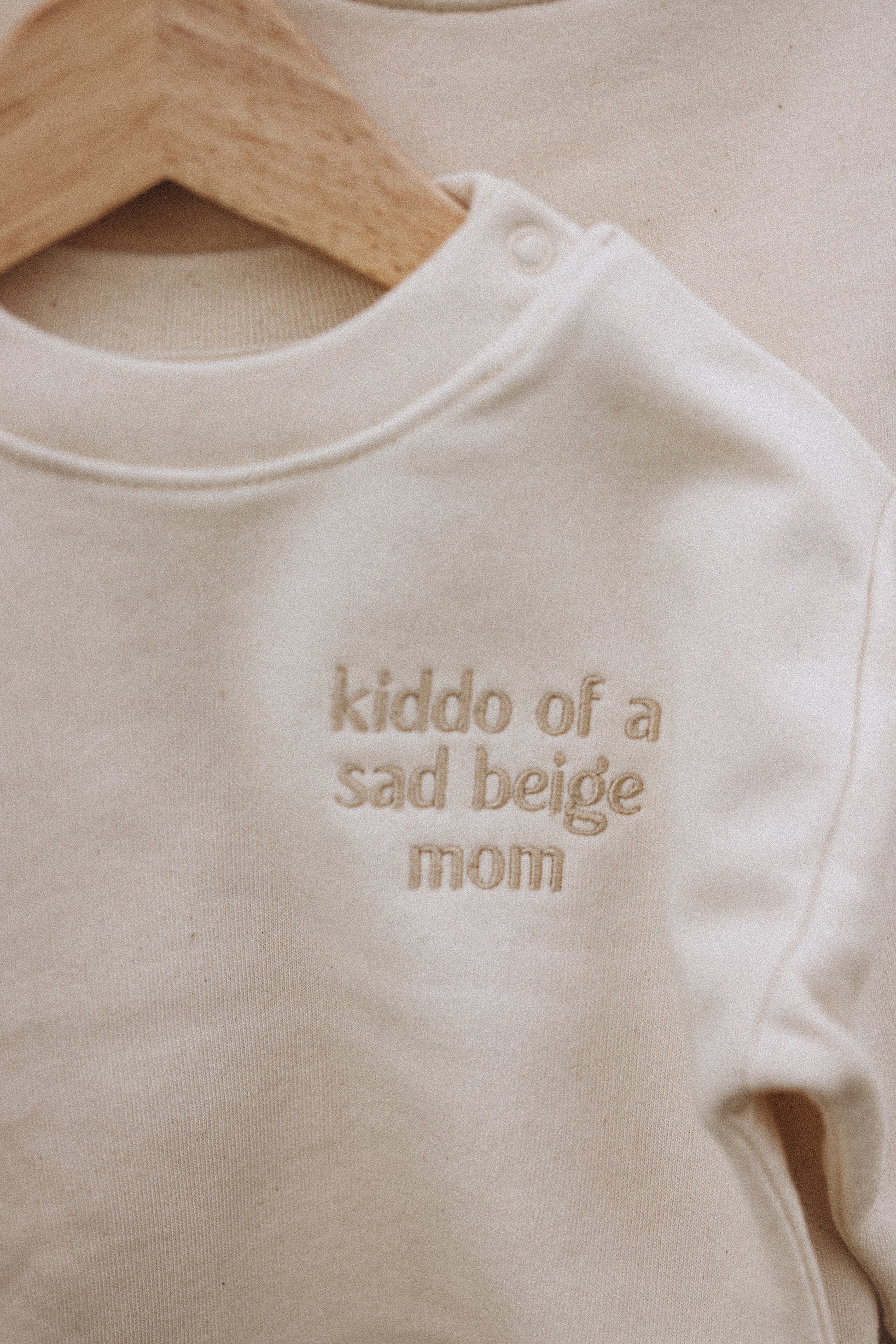 Close-up van de Kiddo of a Sad Beige Mom trui.